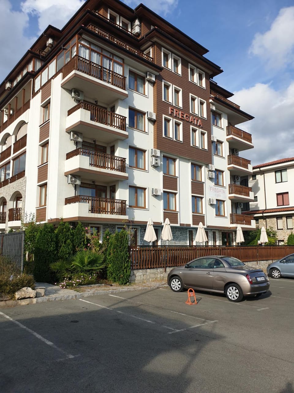 Property building, Neighbourhood, Street view, Location, Parking