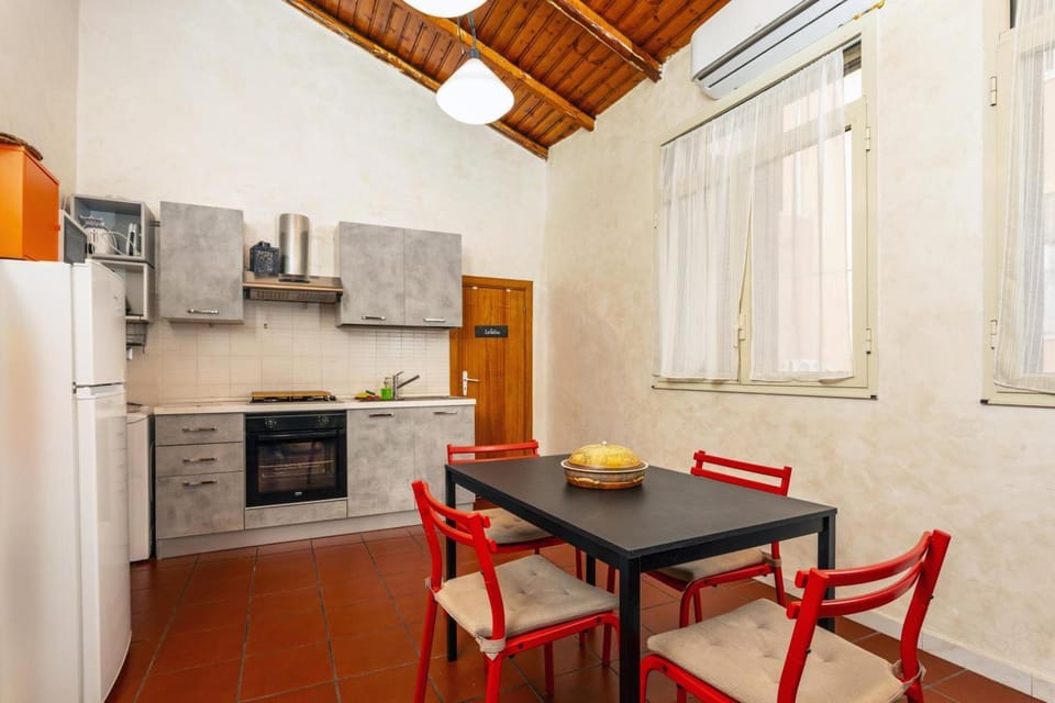 Kitchen or kitchenette, Dining area, oven, stove
