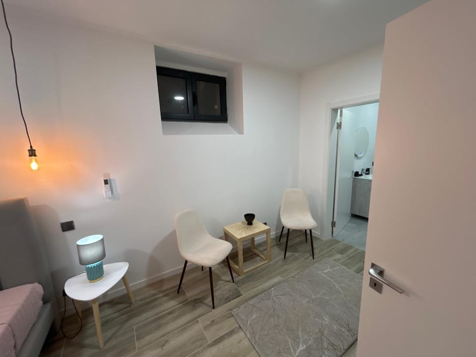 Toilet, Seating area