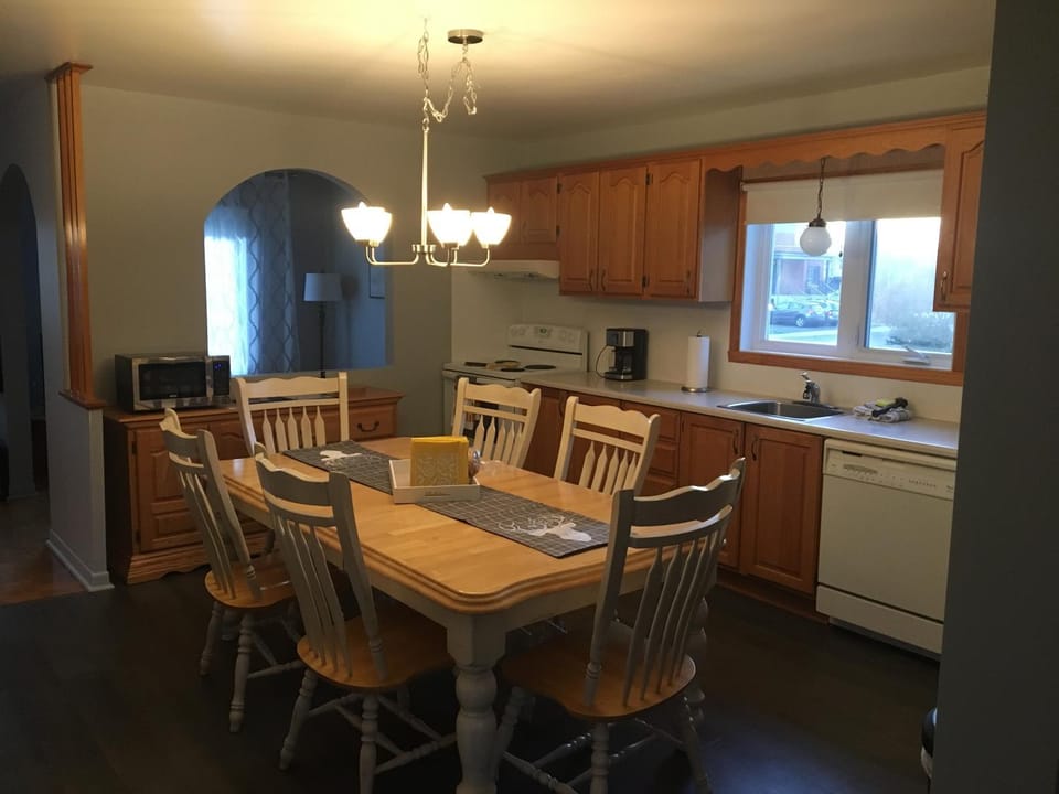 Kitchen or kitchenette, Dining area