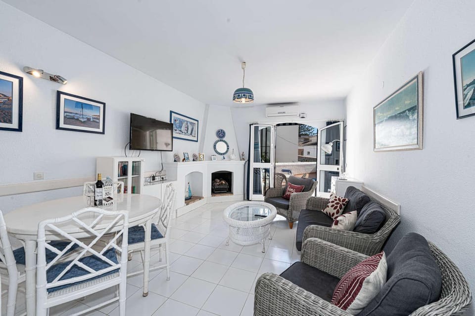 TV and multimedia, Living room, Dining area