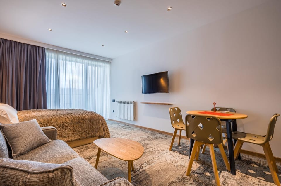 Communal lounge/ TV room, TV and multimedia, Living room, Seating area, Dining area, Evening entertainment