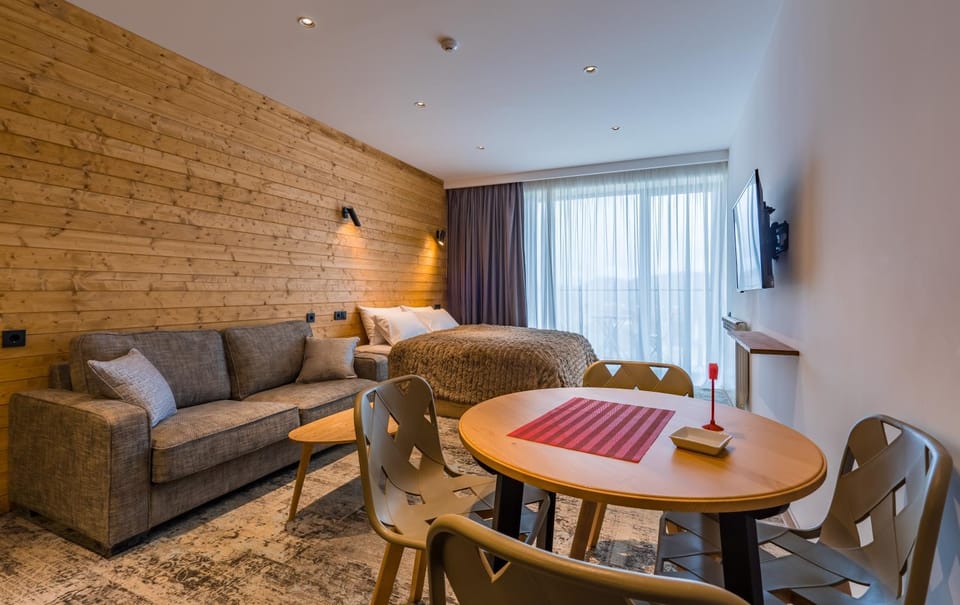 TV and multimedia, Living room, Seating area, Dining area