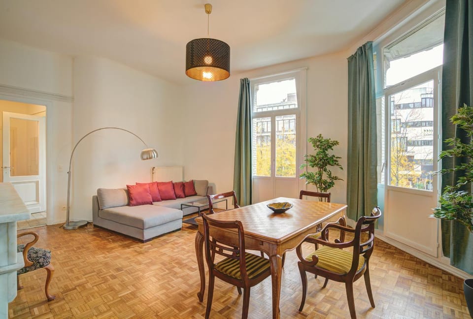 Seating area, Dining area