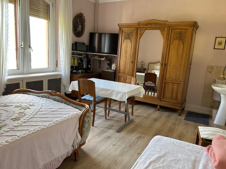 Chambre Gentiane 2 à 3 personnes wifi sdb partagée Vacation rental in Vosges