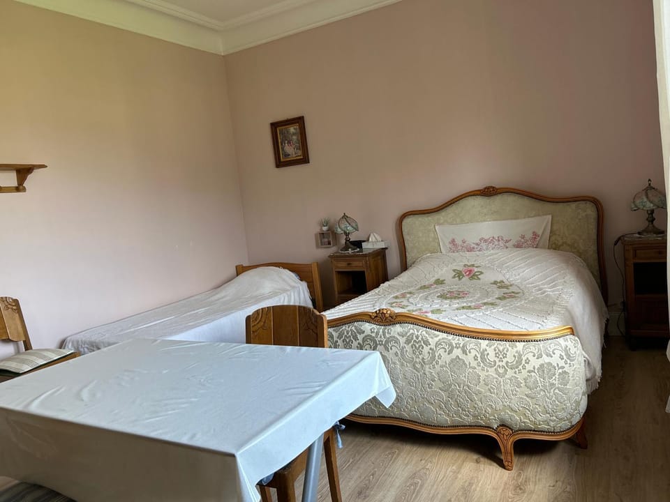 Chambre Gentiane 2 à 3 personnes wifi sdb partagée Vacation rental in Vosges