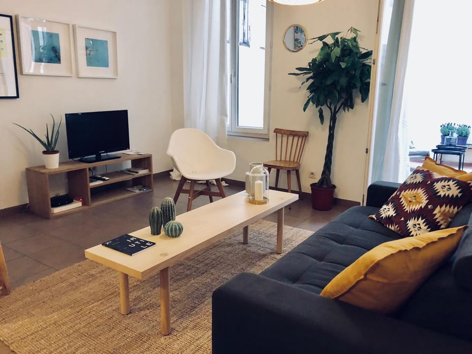 TV and multimedia, Living room, Seating area, Bedroom
