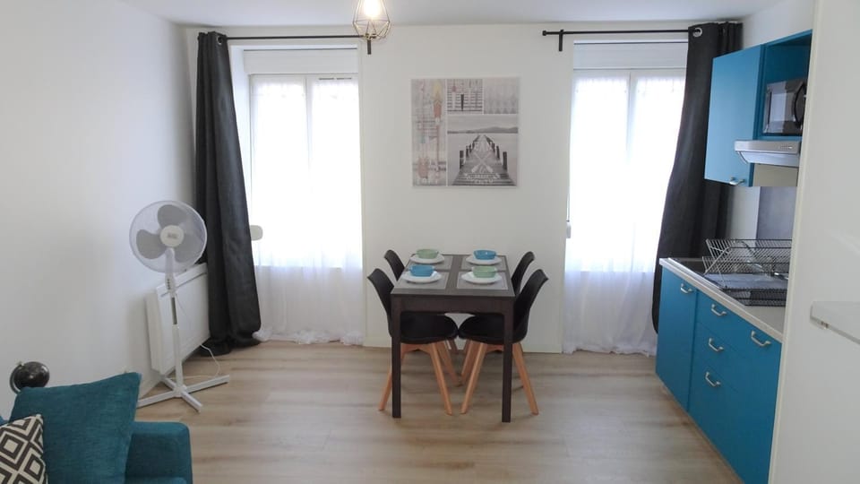 Kitchen or kitchenette, Dining area