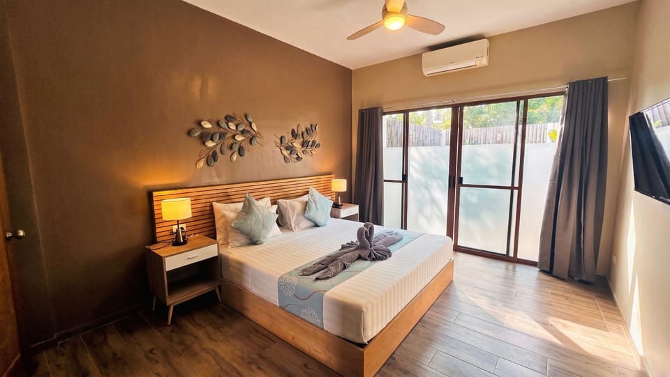 Bed, TV and multimedia, Bedroom