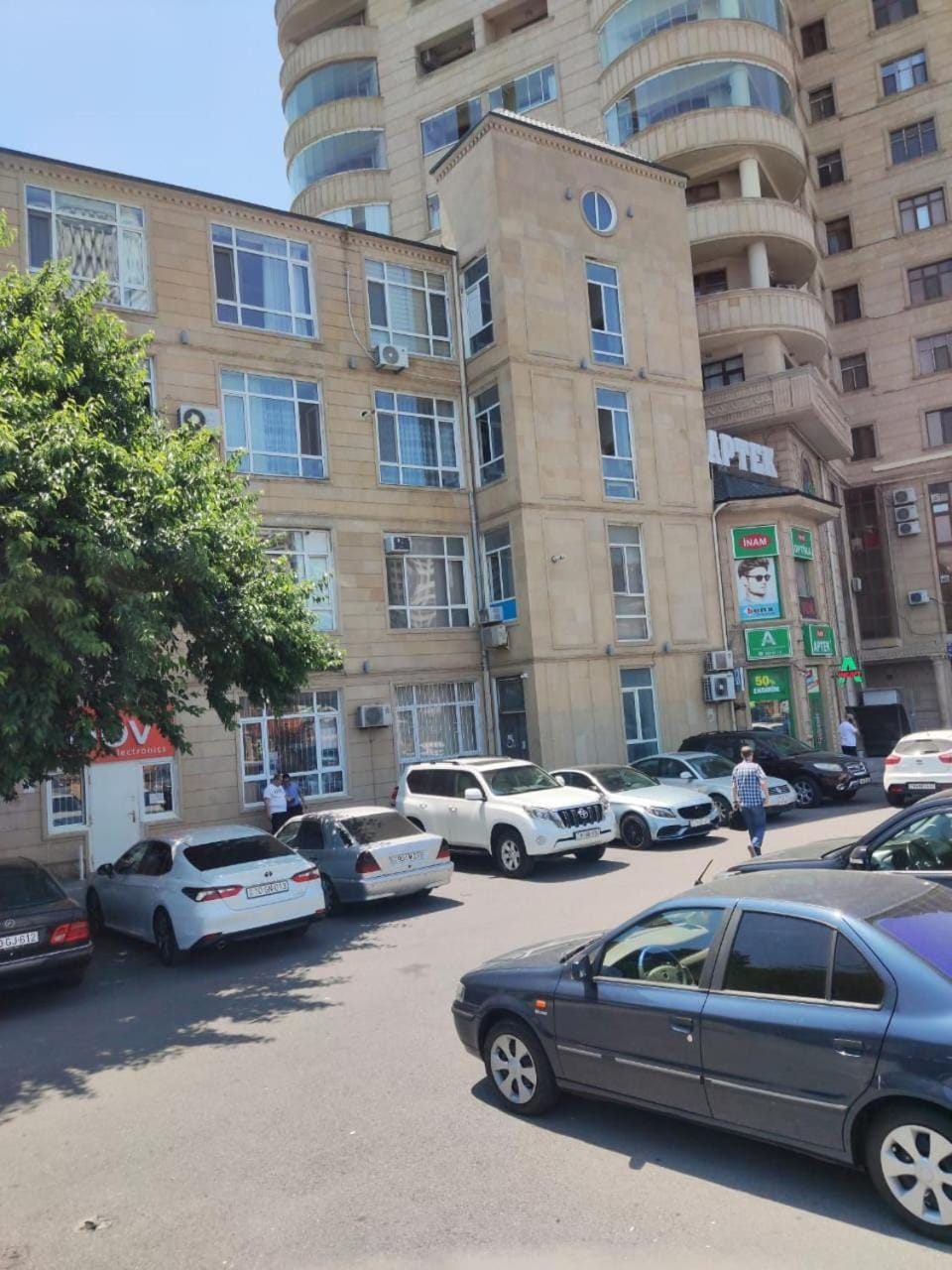 Between 28may Metro station and National Boulevard Seaside Park Apartment in Baku