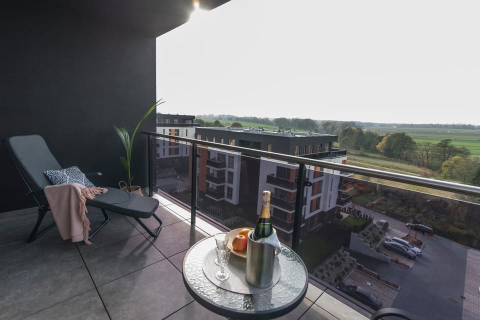Balcony/Terrace, Street view, Alcoholic drinks