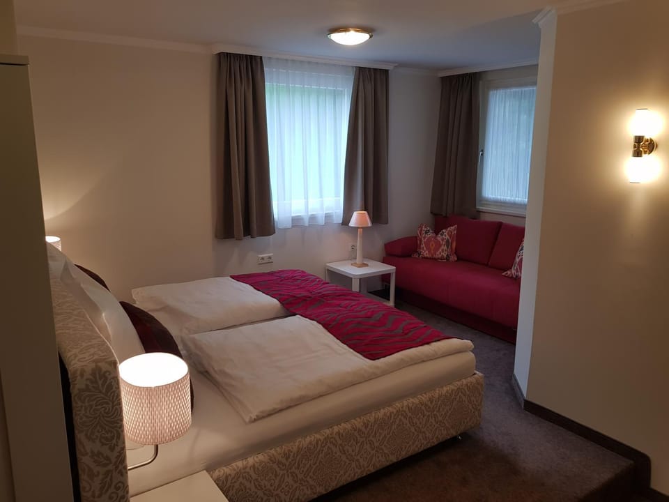 Photo of the whole room, Decorative detail