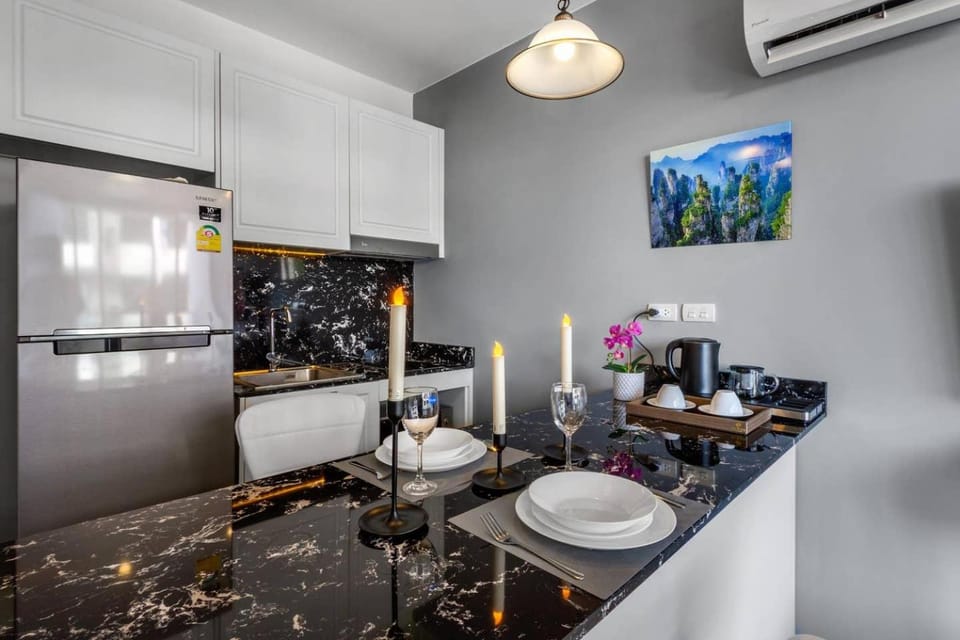 Coffee/tea facilities, Kitchen or kitchenette, Dining area, Communal kitchen