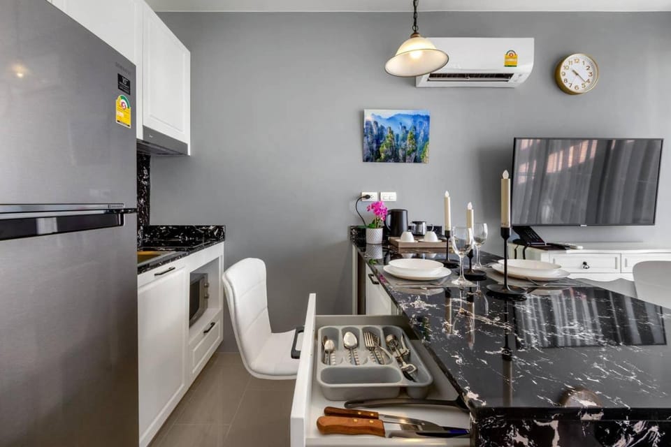 Coffee/tea facilities, Kitchen or kitchenette, Dining area, Communal kitchen