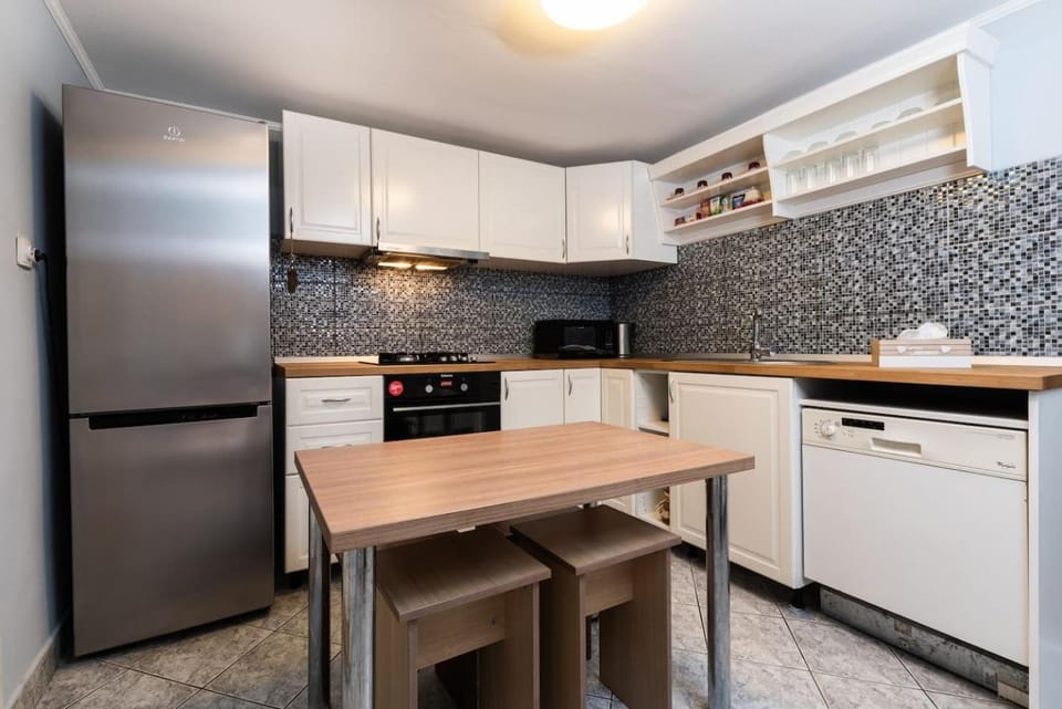 Kitchen or kitchenette, Dining area