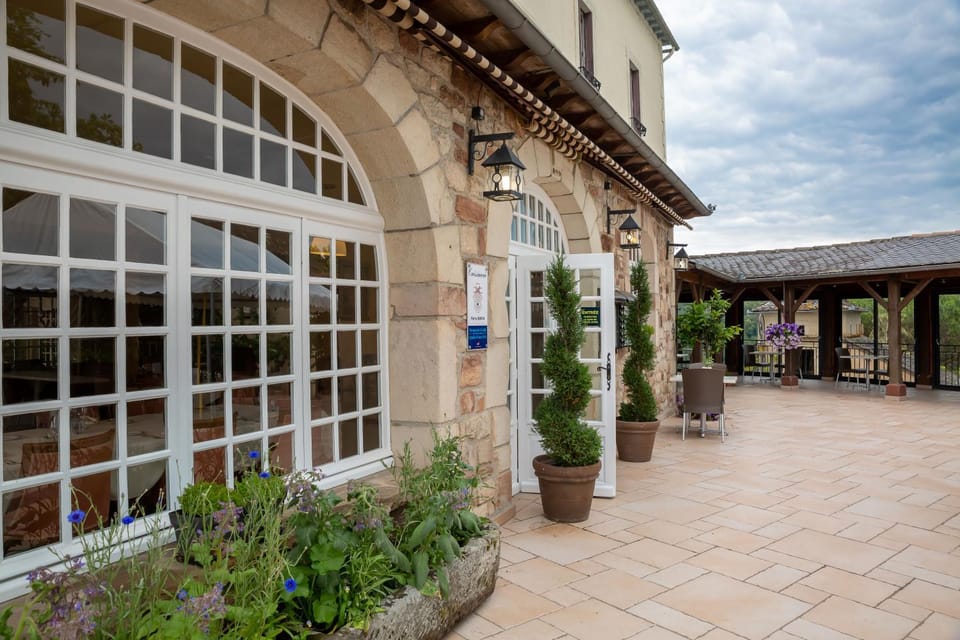 Property building, Patio, Balcony/Terrace