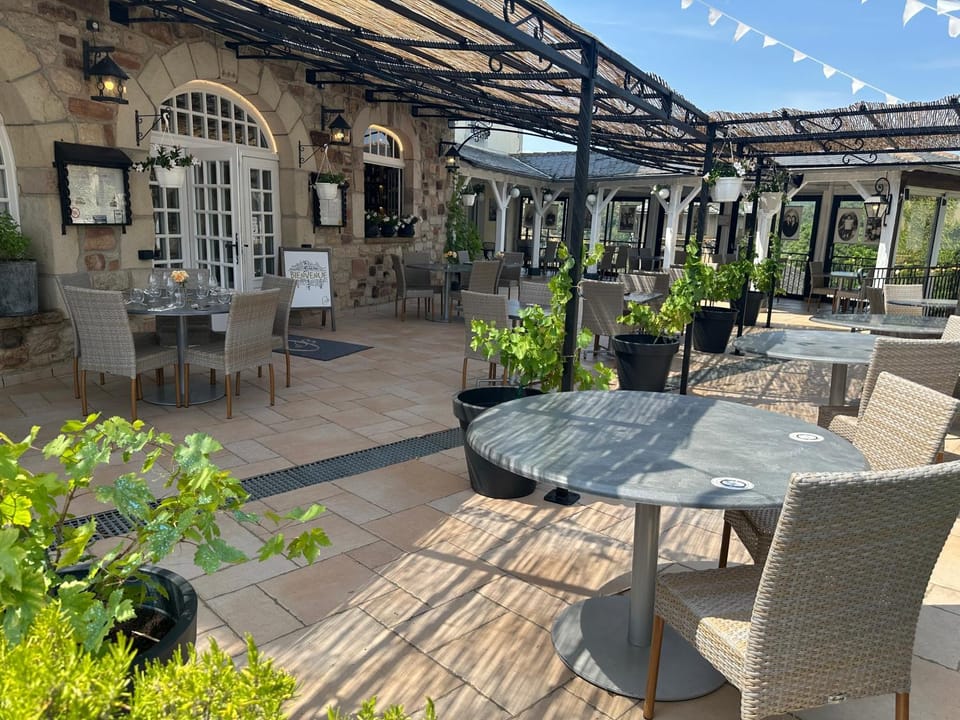 Property building, Restaurant/places to eat