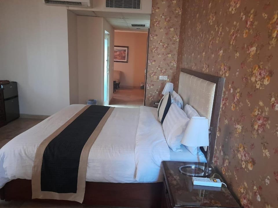 Bed, Photo of the whole room, Bedroom, air conditioner