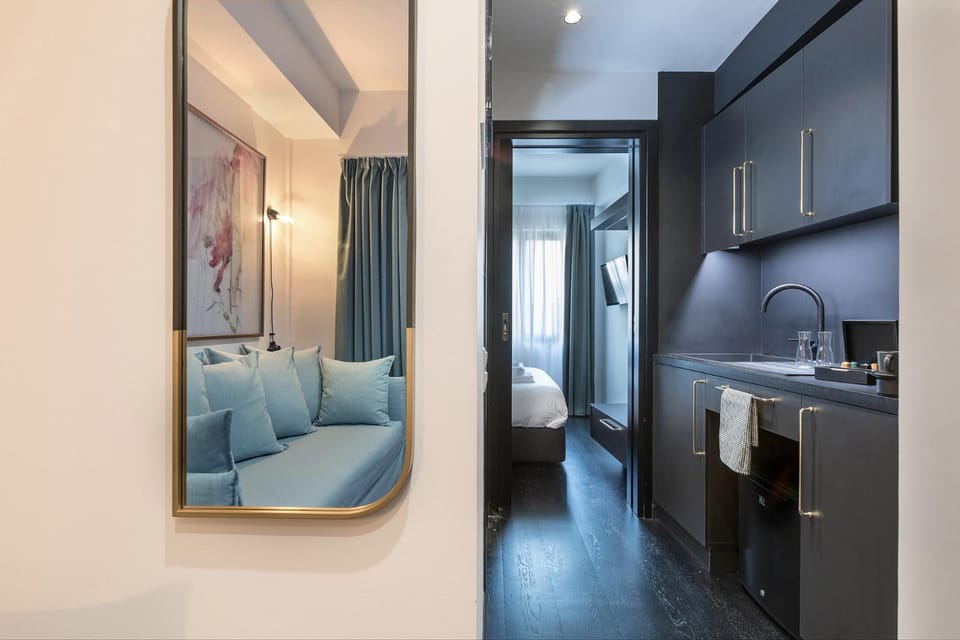 Kitchen or kitchenette, Seating area