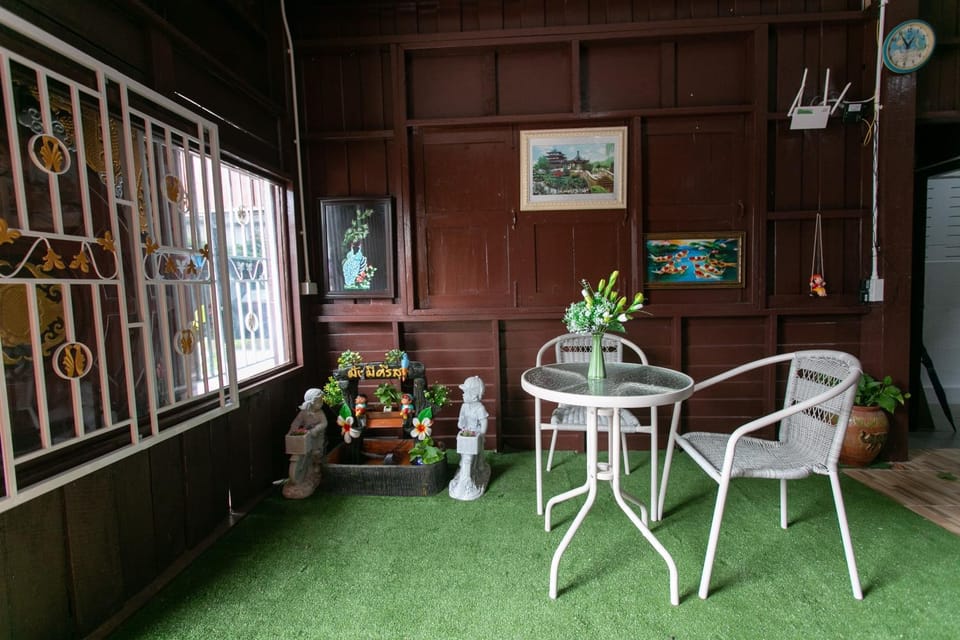 Garden, Living room, Seating area, Dining area