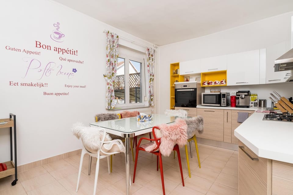 Coffee/tea facilities, Kitchen or kitchenette, Dining area, dishwasher, oven, stove, toaster