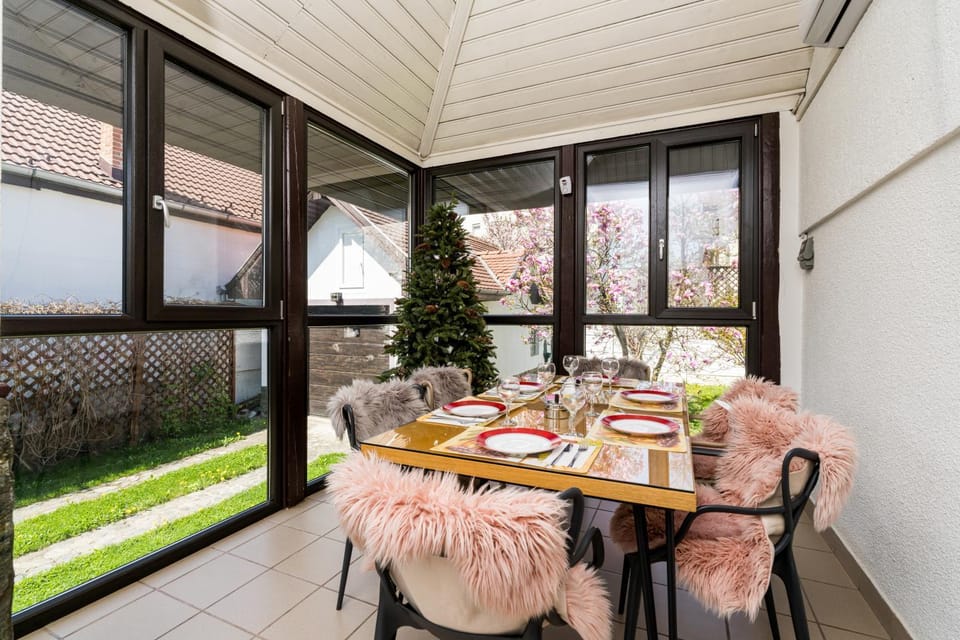 Day, Balcony/Terrace, Seating area, Dining area, Garden view