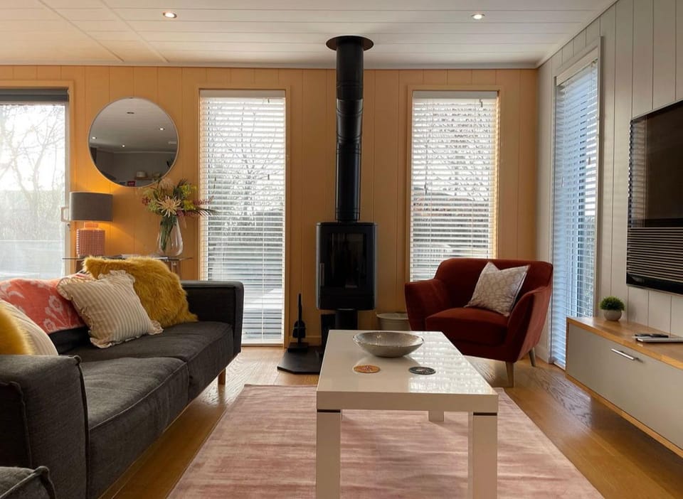 TV and multimedia, Living room, Seating area, fireplace, internet