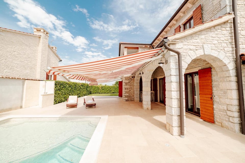 Property building, Patio, Pool view, Swimming pool, sunbed