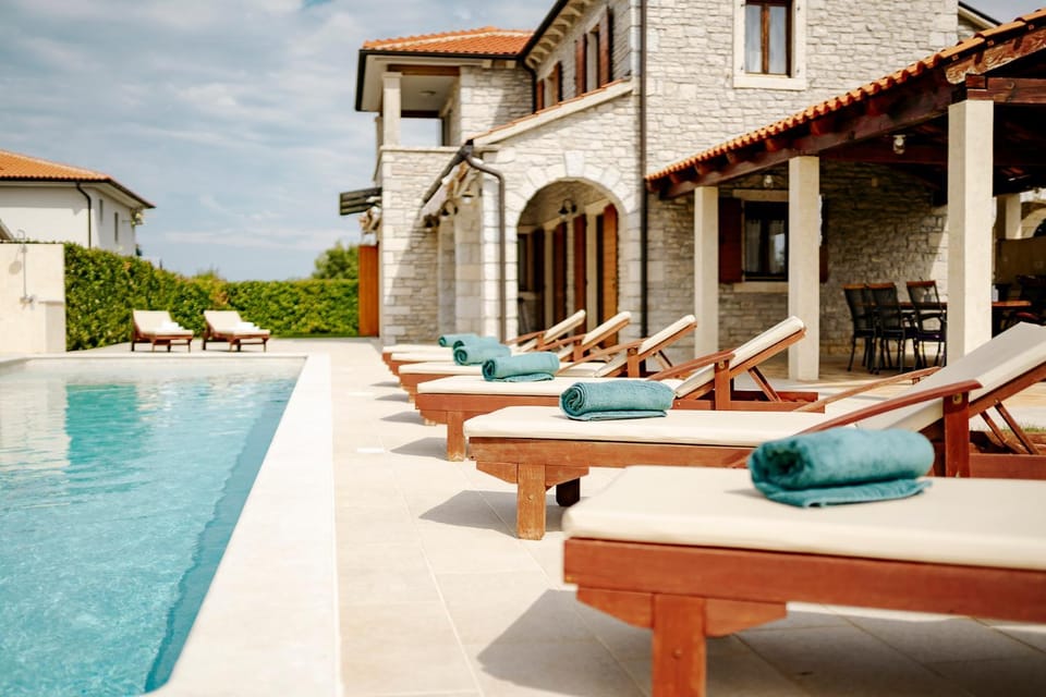 Property building, Patio, Balcony/Terrace, Pool view, Swimming pool, sunbed