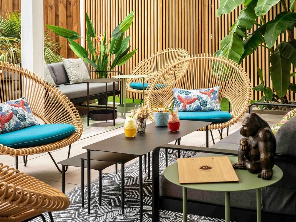 Property building, Patio, Restaurant/places to eat, Living room, Seating area