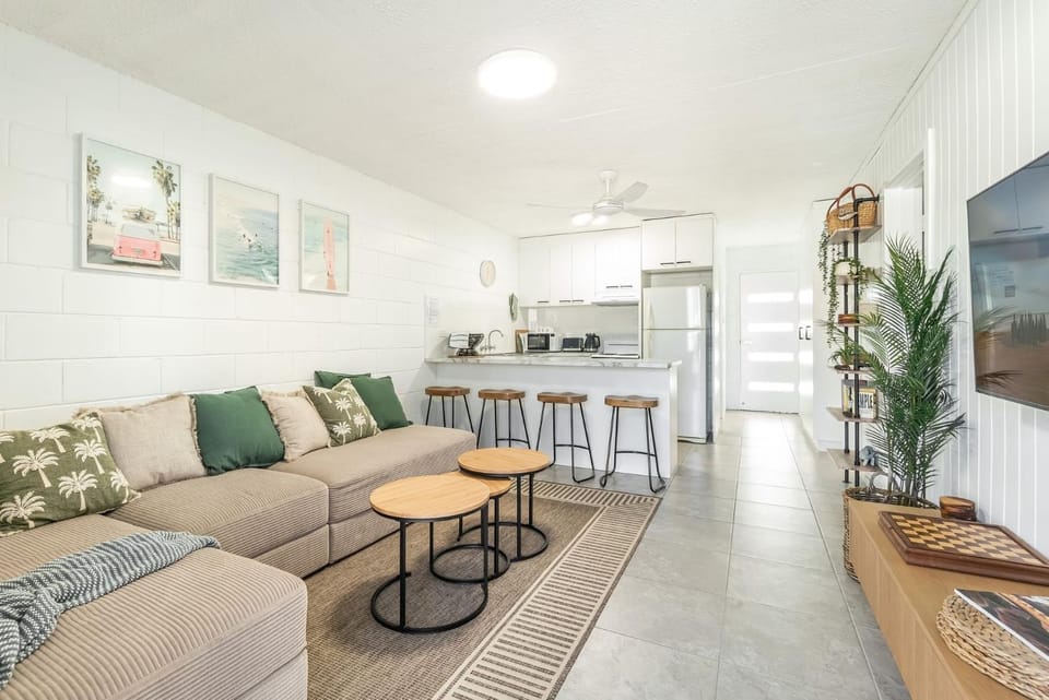 Kitchen or kitchenette, Living room, Seating area, air conditioner