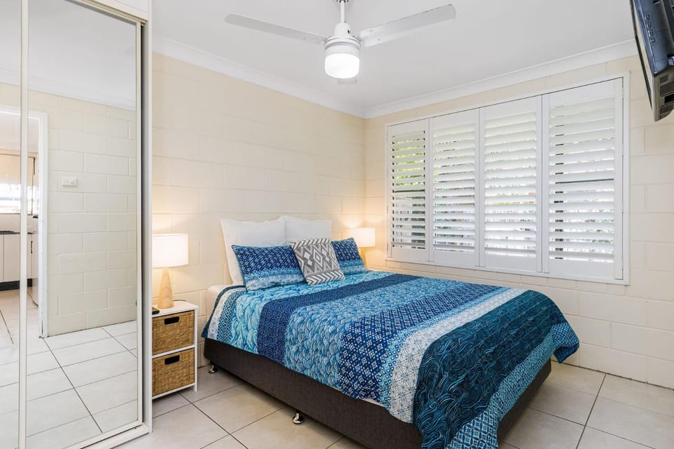 Bed, TV and multimedia, Bedroom, fireplace, wardrobe