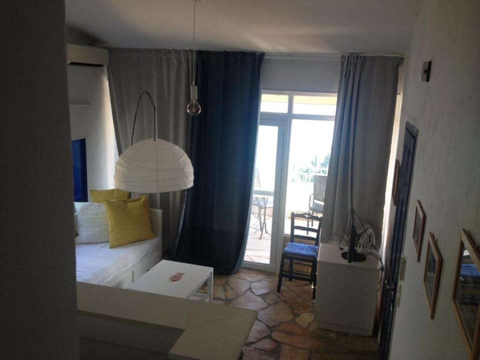 Bed, Seating area