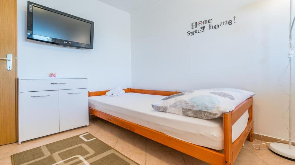 TV and multimedia, Photo of the whole room, Bedroom