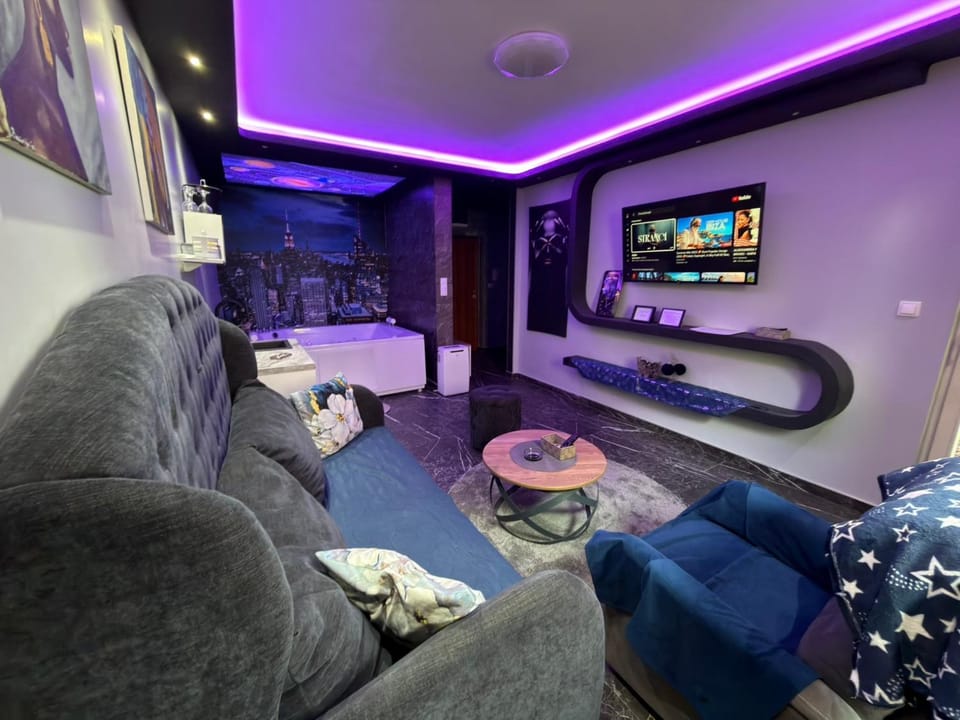 Communal lounge/ TV room, TV and multimedia, Living room, Seating area, Evening entertainment