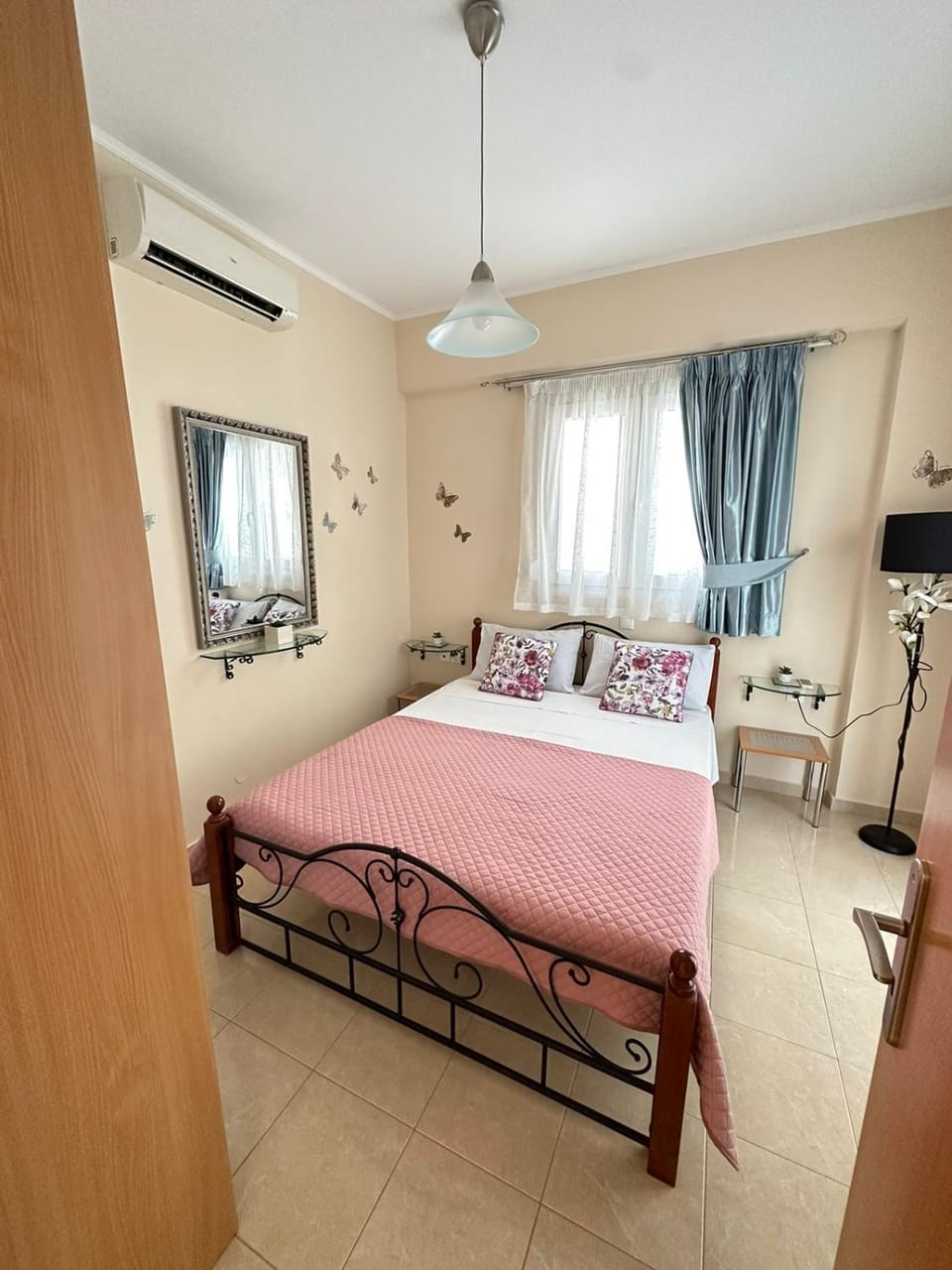 Bed, Bedroom, wardrobe, air conditioner