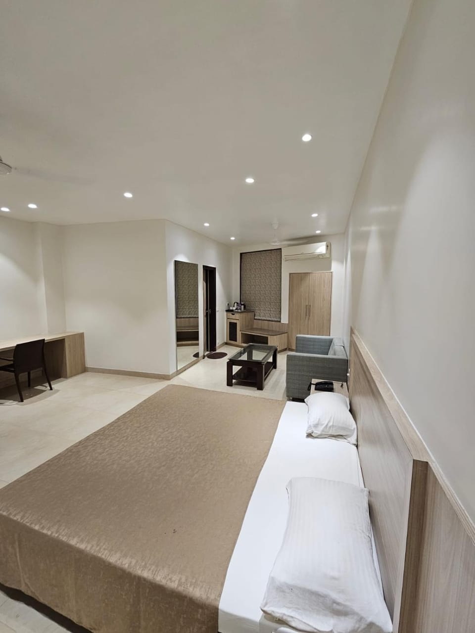 Photo of the whole room, Bedroom