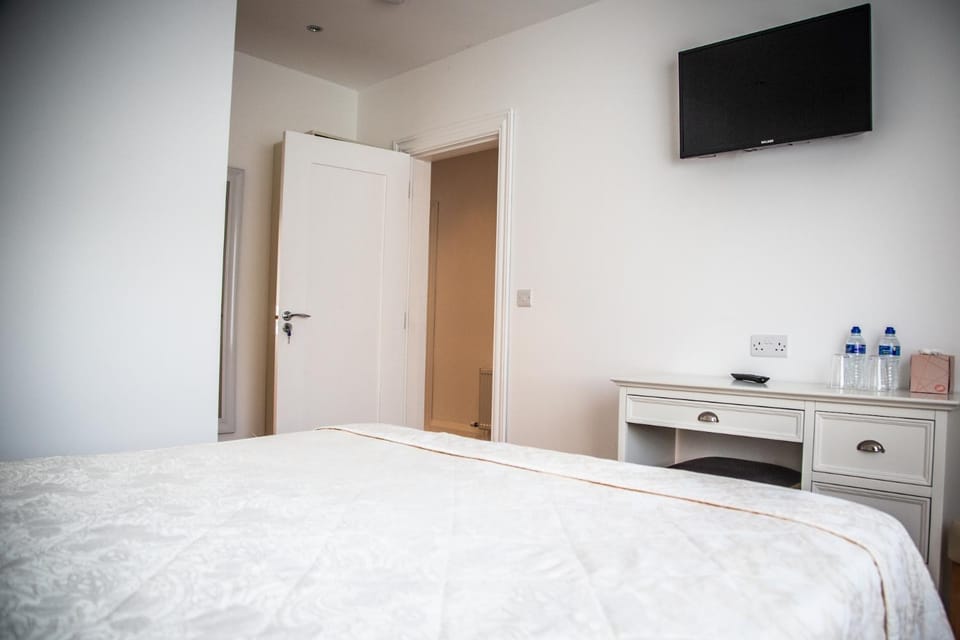 Bed, TV and multimedia, Bedroom