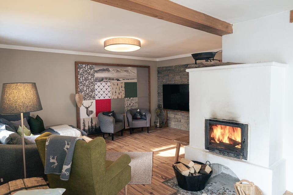 TV and multimedia, Living room, Seating area, Mountain view