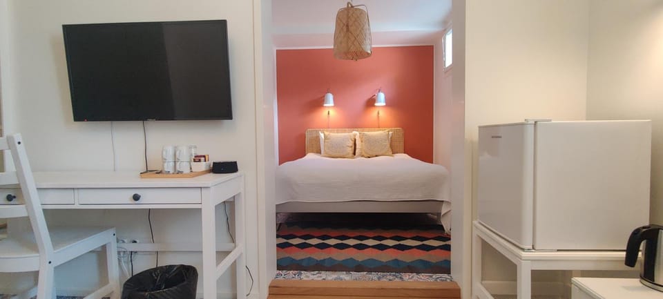 Bed, TV and multimedia, Photo of the whole room, Bedroom