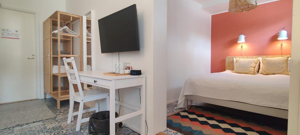 Bed, TV and multimedia, Living room, Photo of the whole room, Bedroom