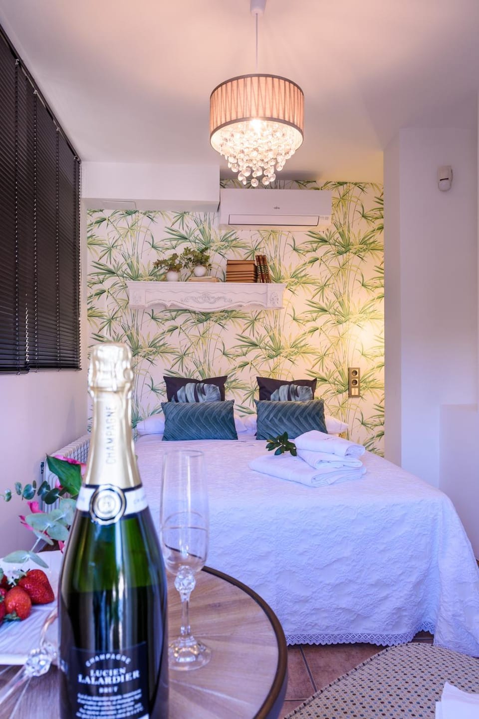 Photo of the whole room, Decorative detail, Bedroom