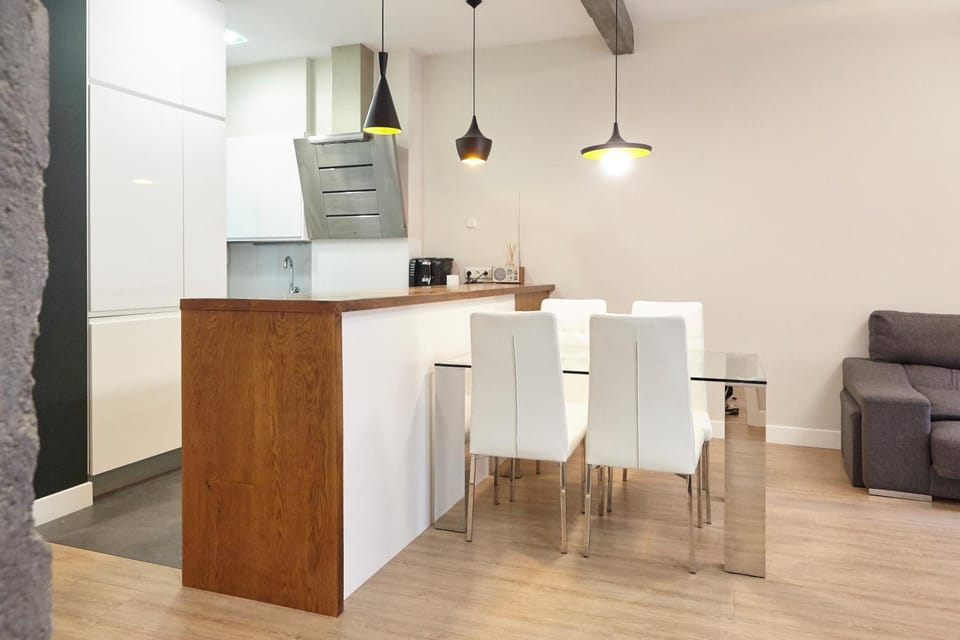 Kitchen or kitchenette, Dining area