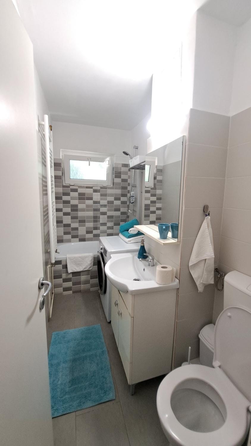 Shower, Toilet, Bathroom, towels