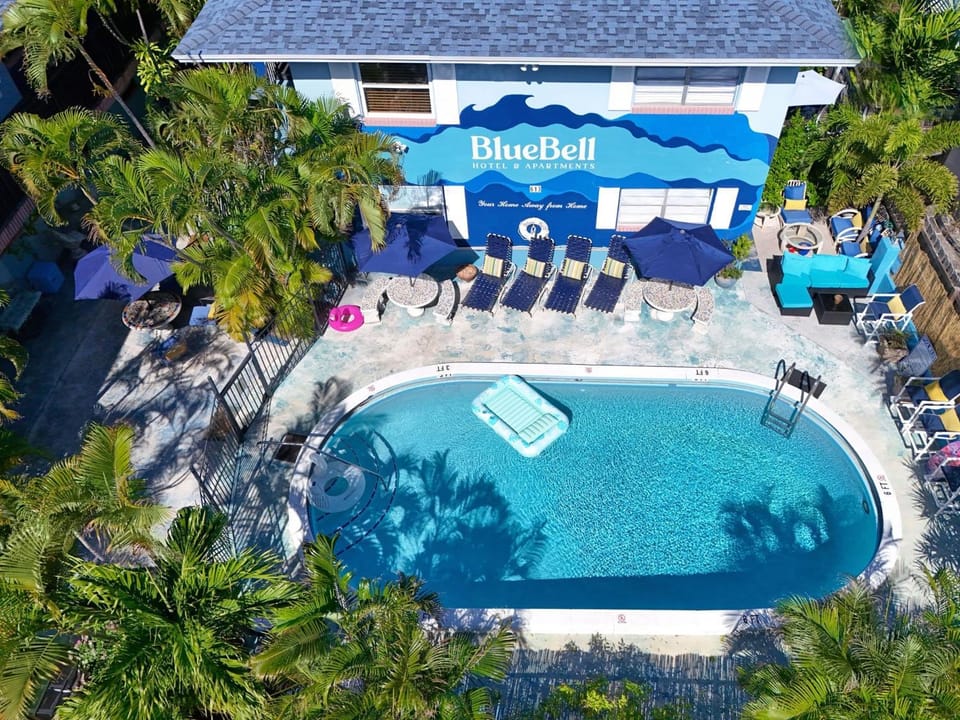 Property building, Day, Pool view, Swimming pool, sunbed