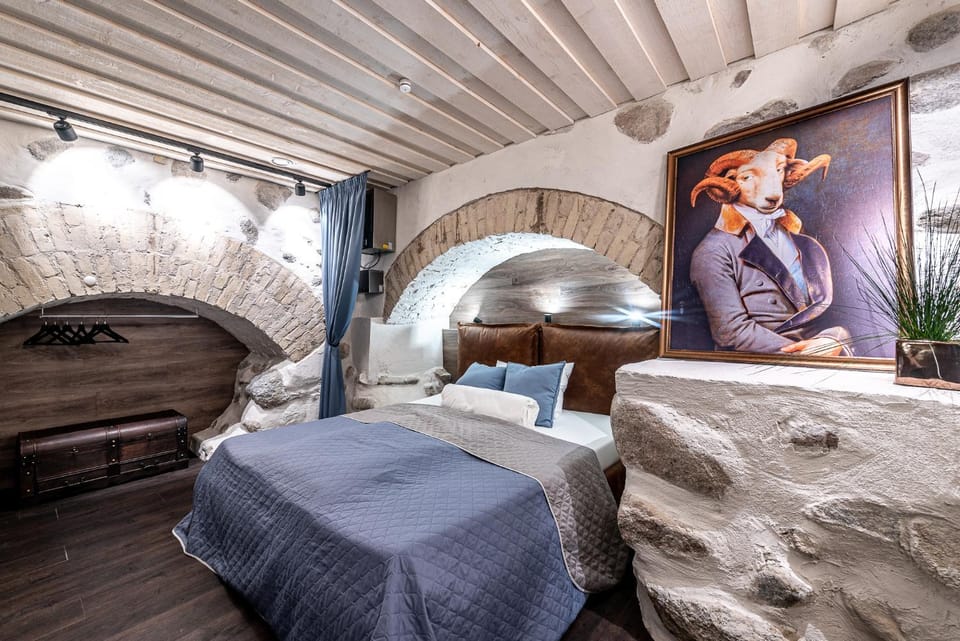 UNESCO Hidden Arches – Restored 3 Bedroom Apartment in the Historic Pilies St. Apartment in Vilnius