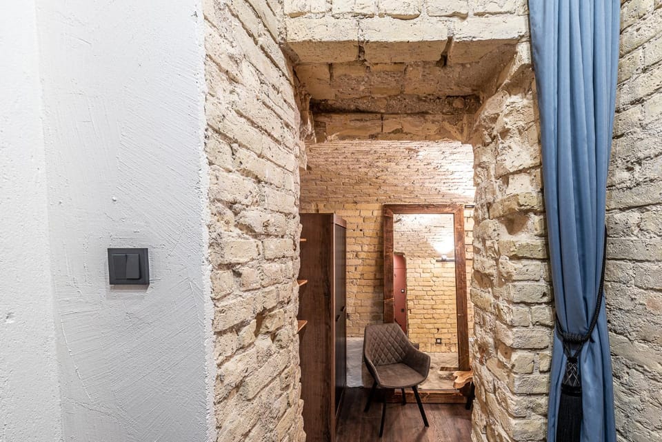 UNESCO Hidden Arches – Restored 3 Bedroom Apartment in the Historic Pilies St. Apartment in Vilnius
