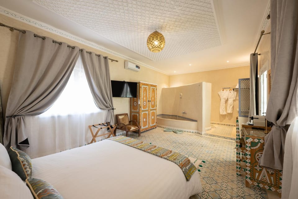 Bed, TV and multimedia, Photo of the whole room, towels