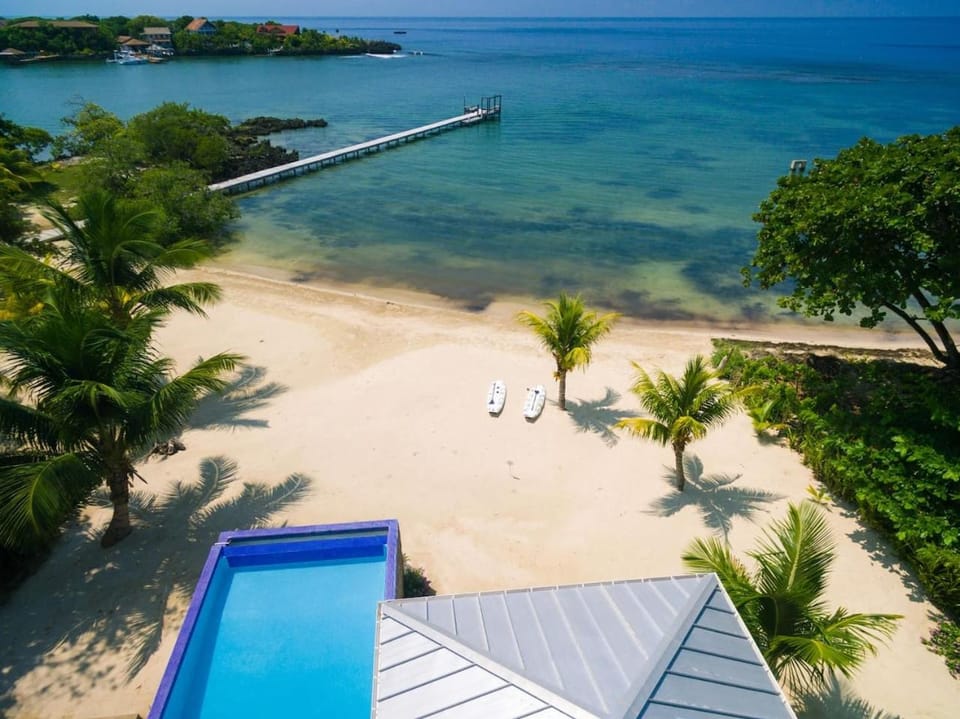 Vivaro Roatan Beachfront House in West End