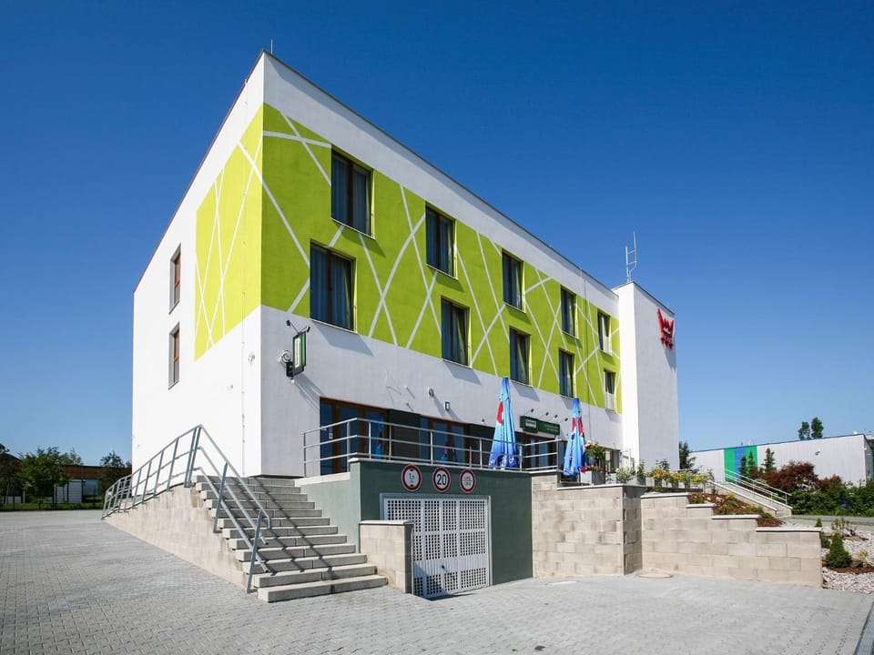 Facade/entrance